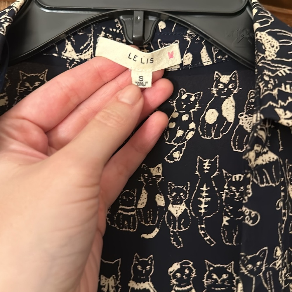 Adorable cat button down - Picture 2 of 4